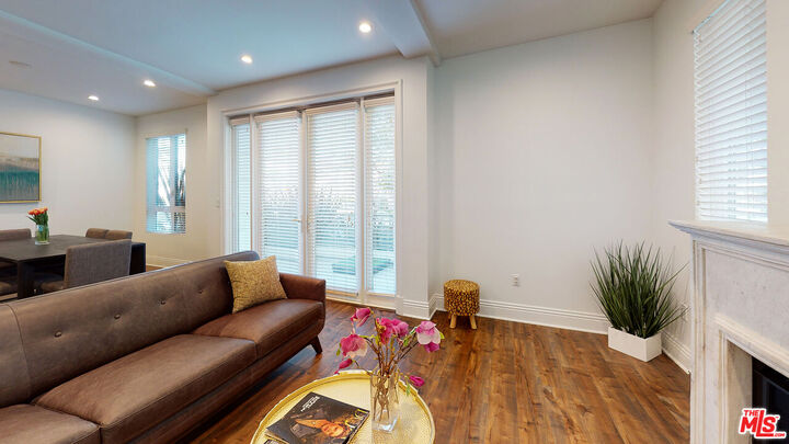 Property Photo:  907 S Shenandoah St  CA 90035 