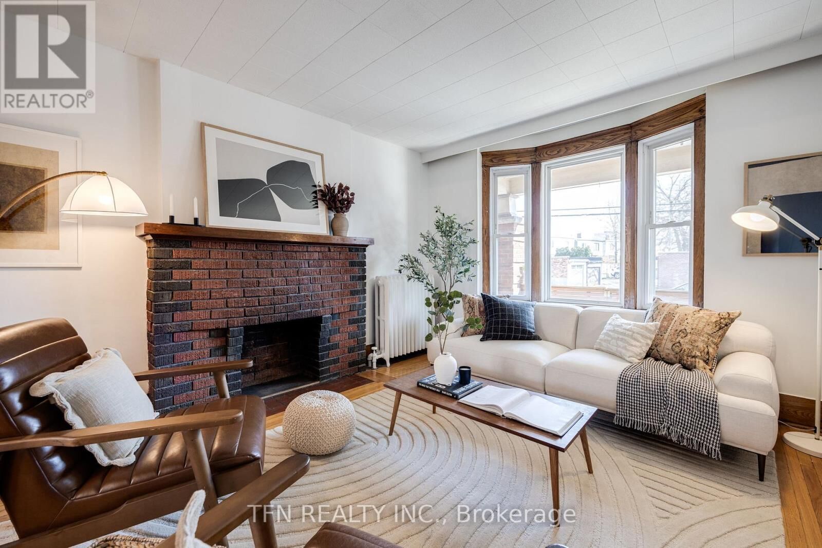 Photo de la propriété:  70 Chester Hill Road Upper  ON M4K 1X3 