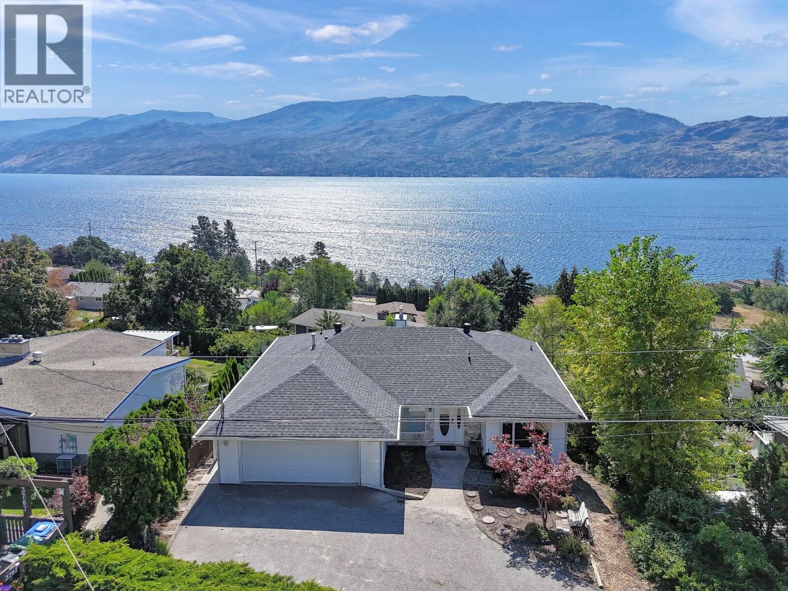 Property Photo: 3715 Lornell Crescent BC V0H 1X2