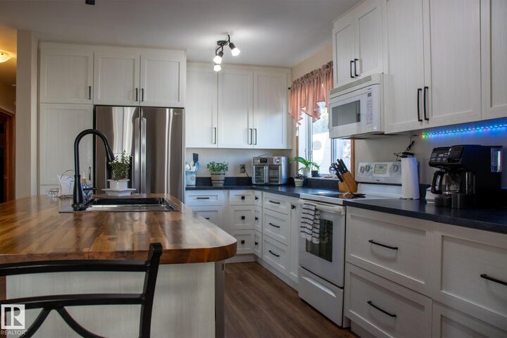 Property Photo: 16050 95 Avenue NW AB T5P 0A7