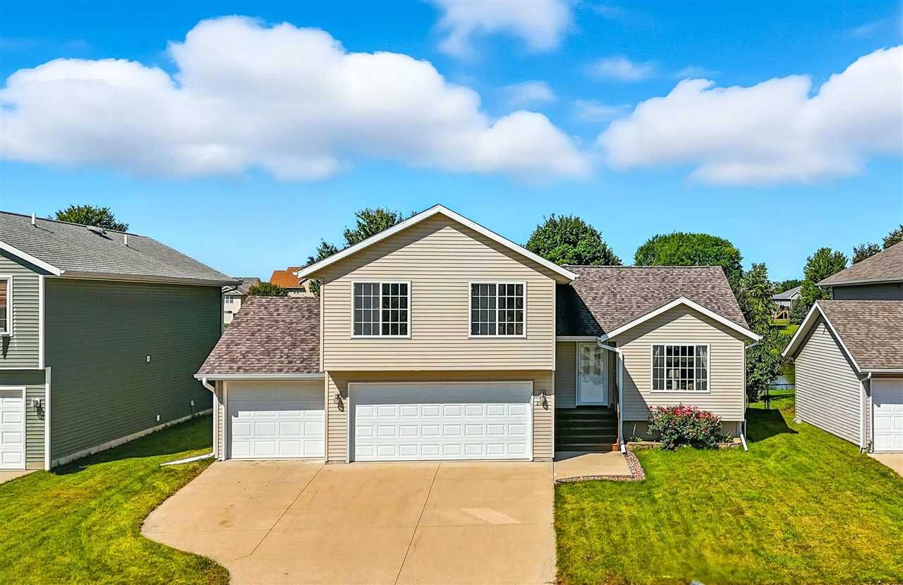 Property Photo:  2901 Russell Dr  IA 52240 