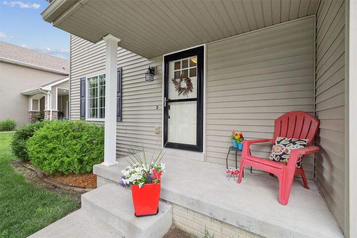Property Photo: 865 SE Bobwhite Lane IA 50263