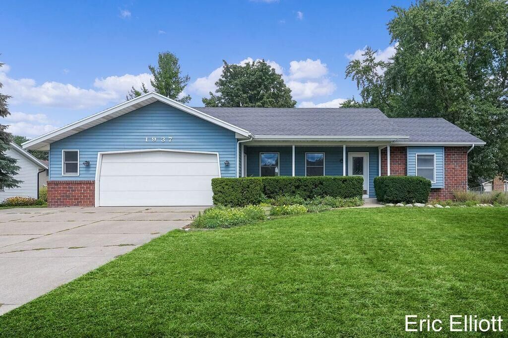 Property Photo:  1937 Mulberry Lane  MI 49428 