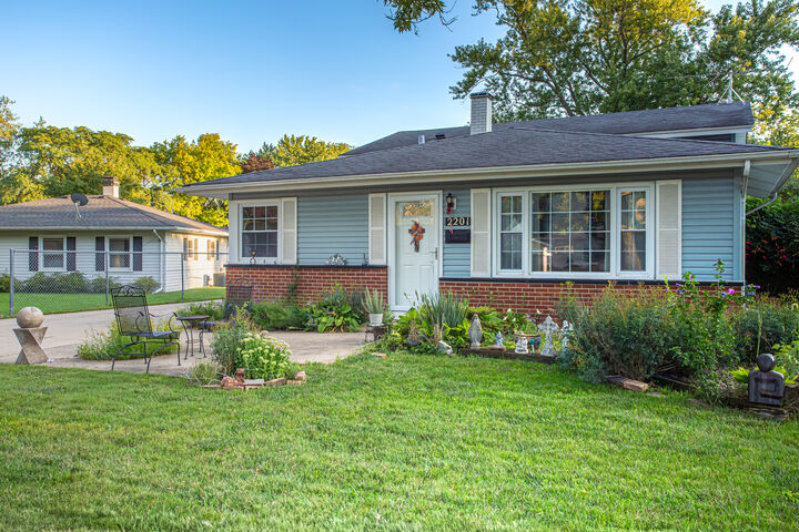 Property Photo: 2201 Kingfisher Lane IL 60008