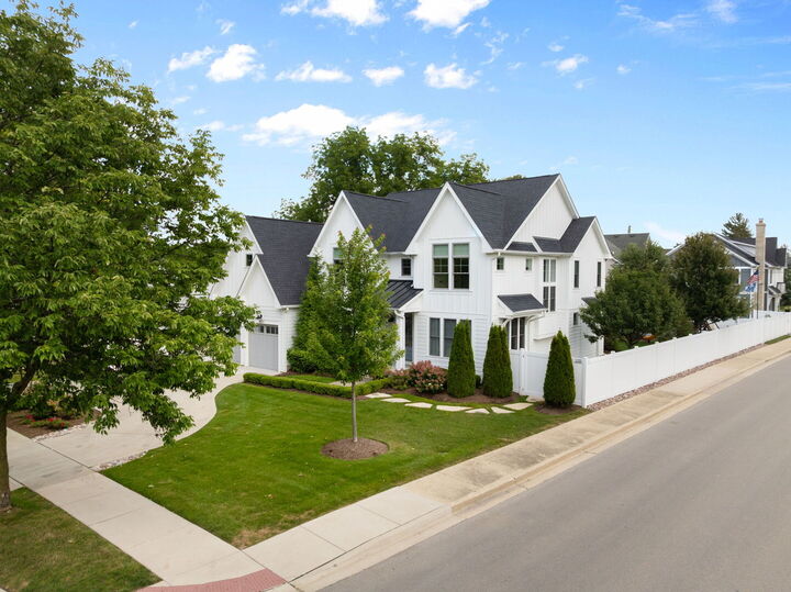 Property Photo:  469 S Sunnyside Avenue  IL 60126 