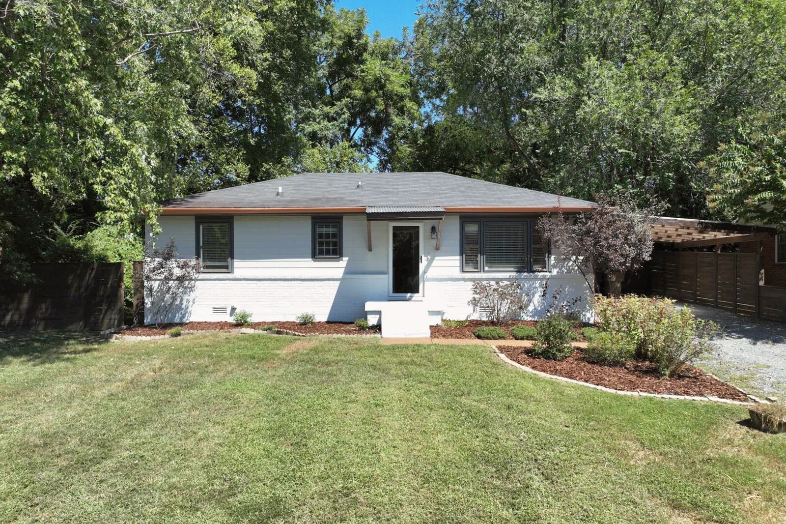 Property Photo:  2926 Lakeland Dr  TN 37214 