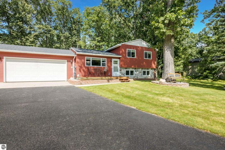 3961 Dogwood Drive  Traverse City MI 49696 photo