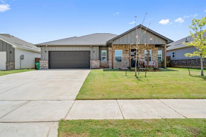 Property Photo: 117 Magnolia Estates Street TX 76036