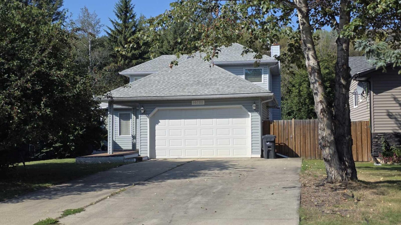 Property Photo: 10722 91 Street AB T8S 1R1