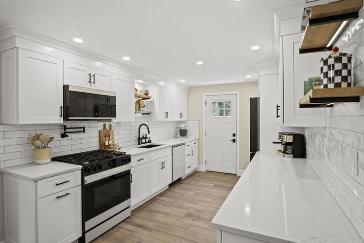 Property Photo: 7 Pine Valley Dr MA 01826