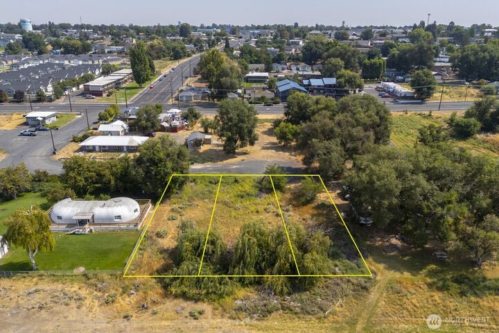 Property Photo: 1012 Ashley Way S WA 98837