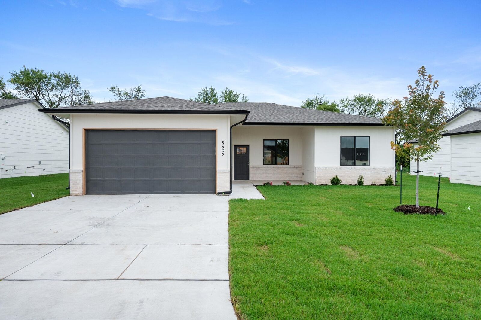 Property Photo: 525 E Elmwood St KS 67147