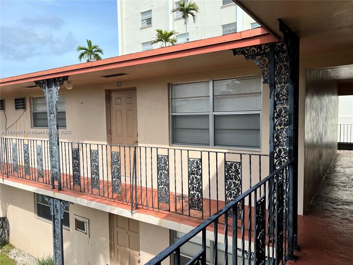 Property Photo: 5300 Hollywood 10 FL 33021
