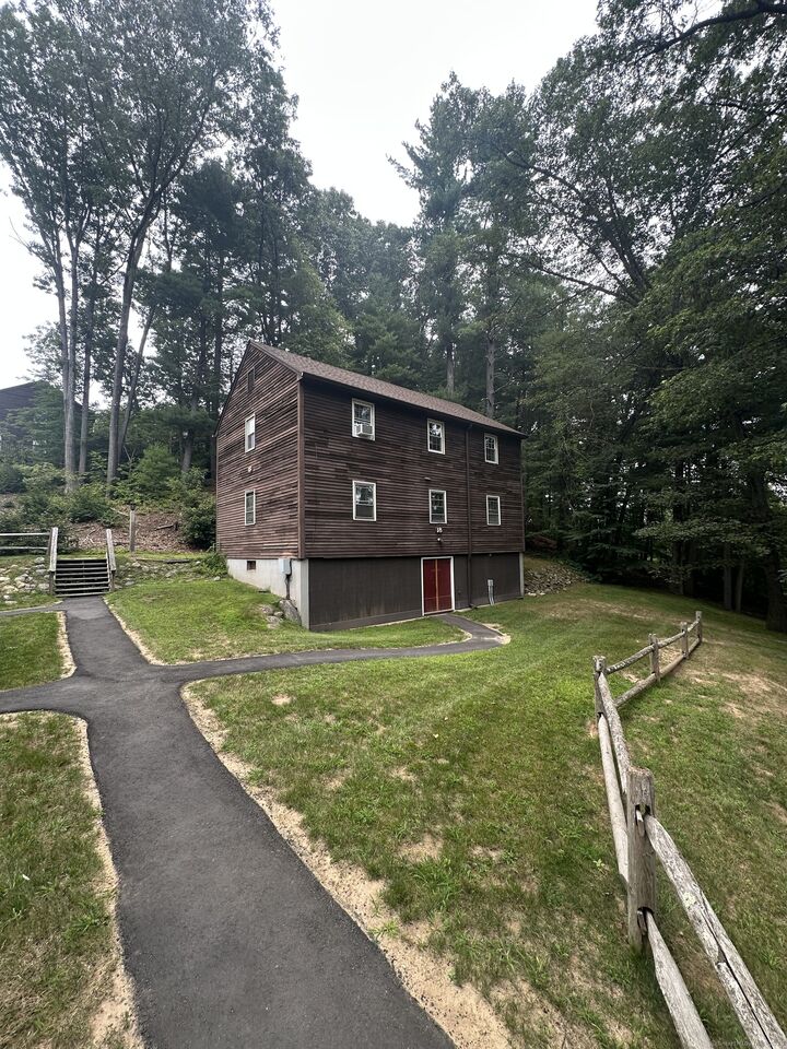 Property Photo:  239 Old Farms Road Apt 18A  CT 06001 