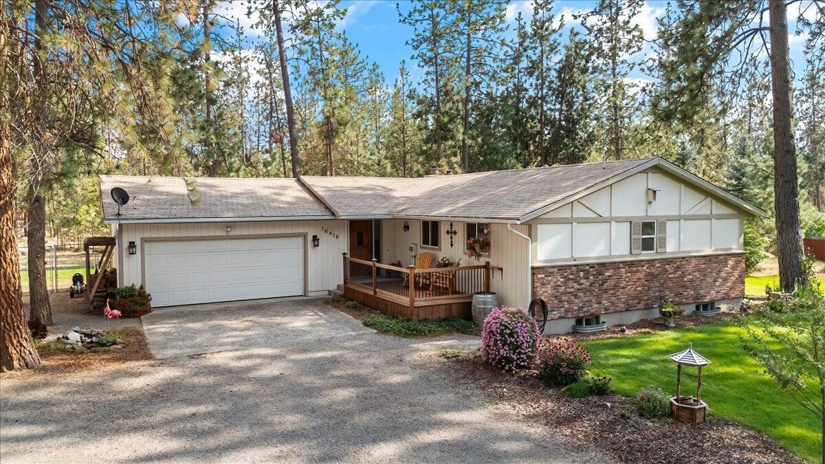 Property Photo: 16418 N Sunnyvale Dr WA 99026