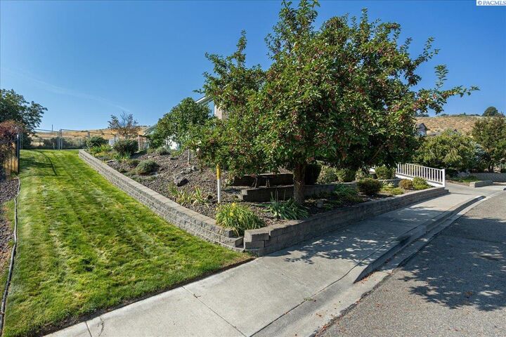 Property Photo: 6009 W 26th Ave WA 99338