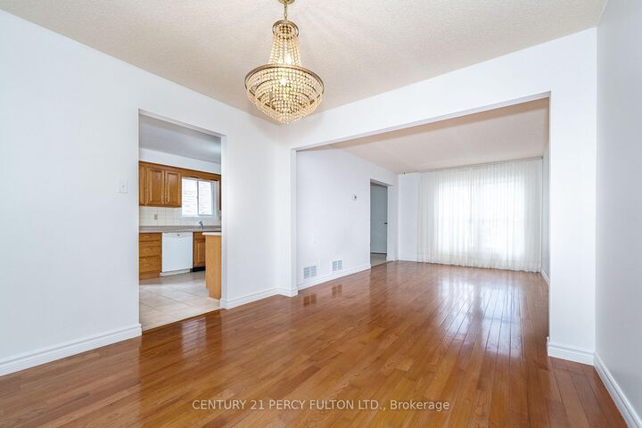 Photo de la propriété: 45 Whitley Castle Crescent ON M1V 2P5