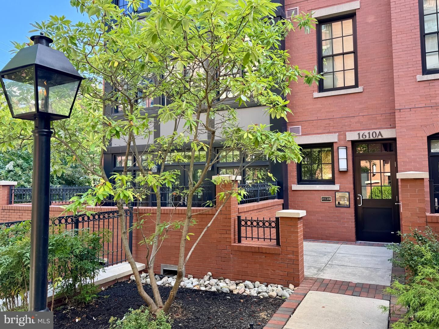 Property Photo: 1610 N Queen Street 215-A VA 22209