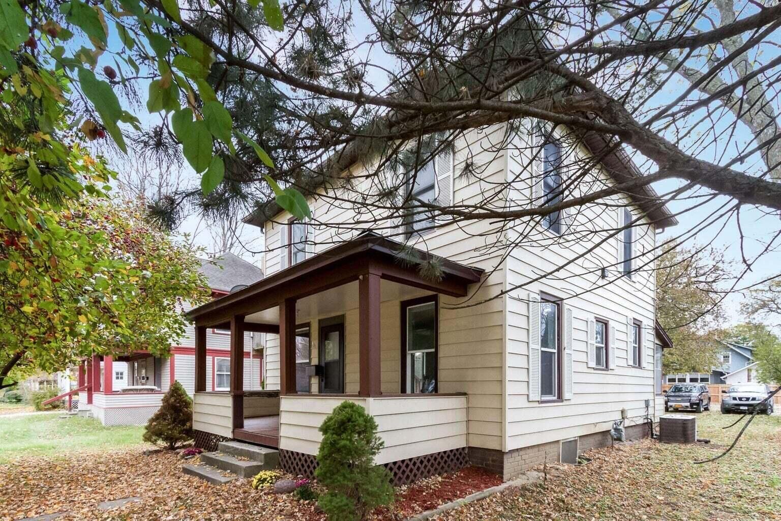 Property Photo:  811 Grand Avenue  IA 50010 