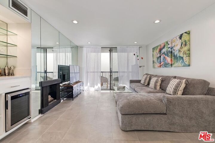 Property Photo: 906 N Doheny Dr CA 90069