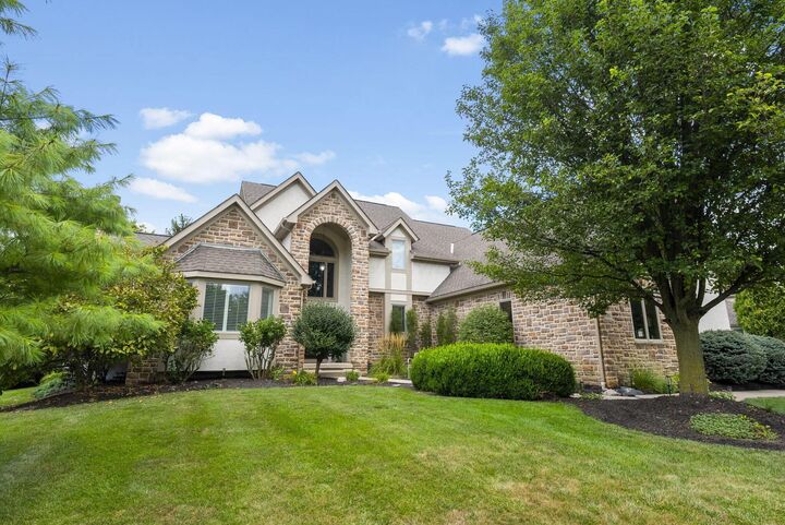 Property Photo: 6302 Heritage Lakes Drive OH 43026