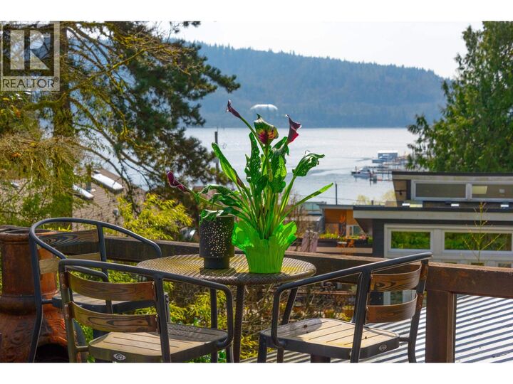 Photo de la propriété:  4477 Strathcona Road  BC V7G 1G7 