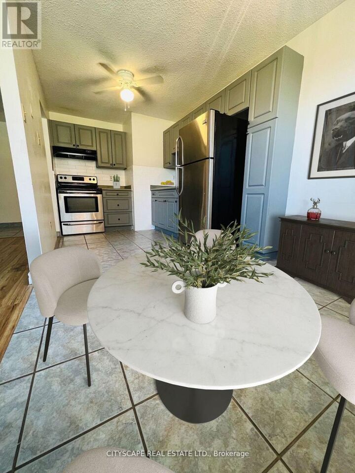 Property Photo: 242 Oakdale Avenue 104 ON L2P 3K5