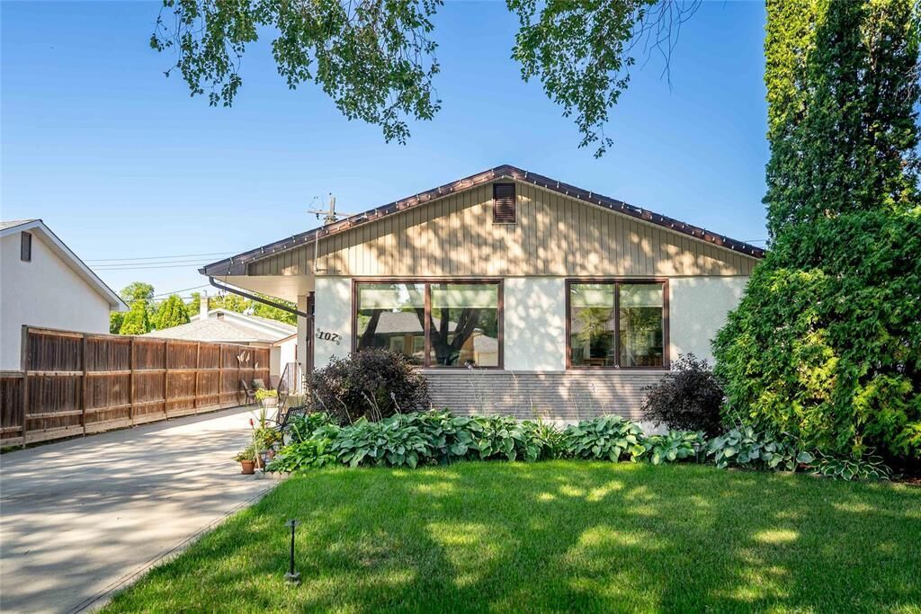 Property Photo: 107 Coralberry Avenue MB R2V 2P2