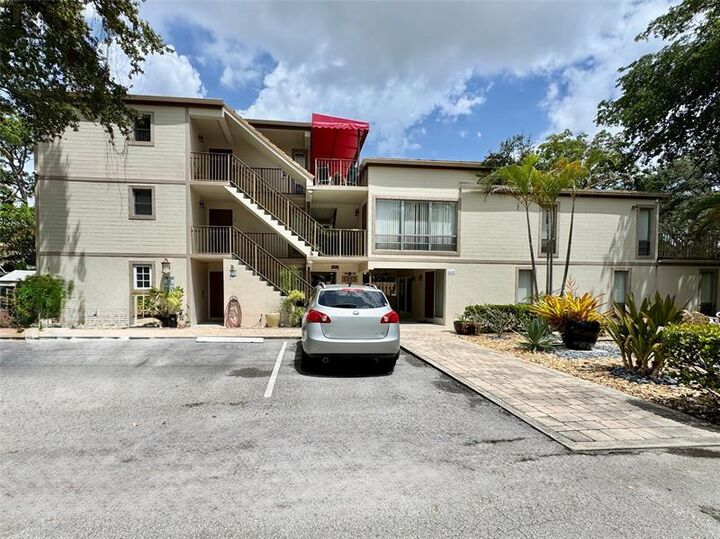 Property Photo: 1313 SW 8th Ct 1 FL 33312