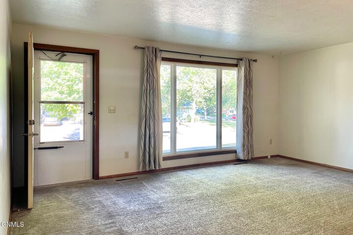 Property Photo:  1837 10th Street SW  ND 58701 