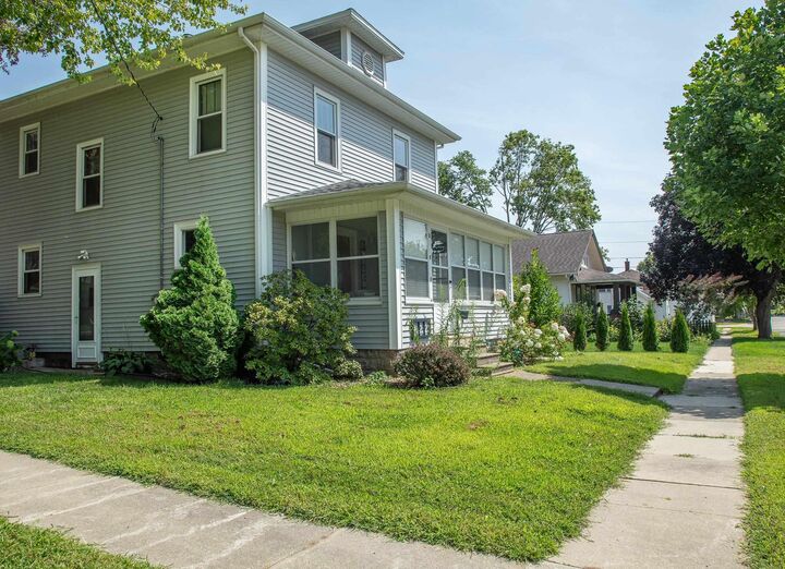 Property Photo:  122 NE 7th Street  IA 50677 