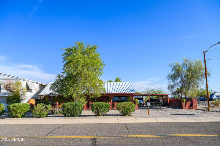 Property Photo: 1321 W 8th St AZ 85344