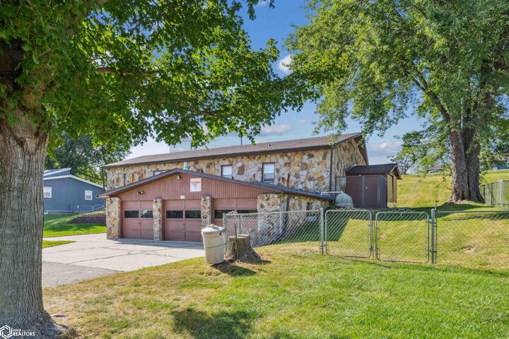 Property Photo:  2506 Fremont Street  IA 50158 