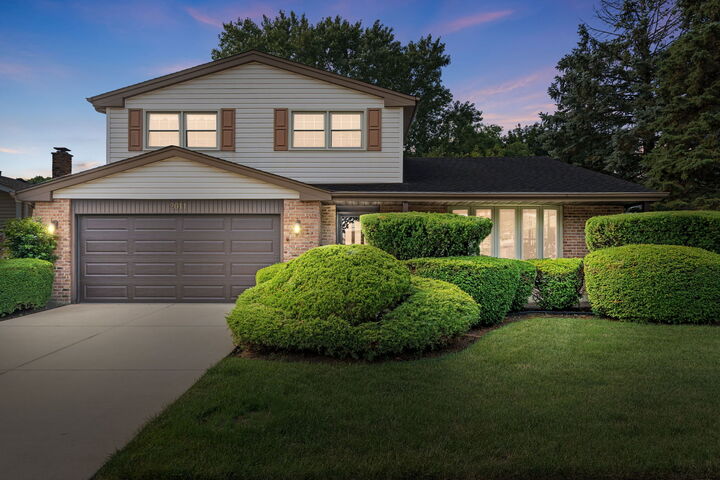 2011 E Canterbury Drive  Arlington Heights IL 60004 photo
