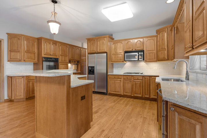 Property Photo: 695 Braintree Lane IL 60103