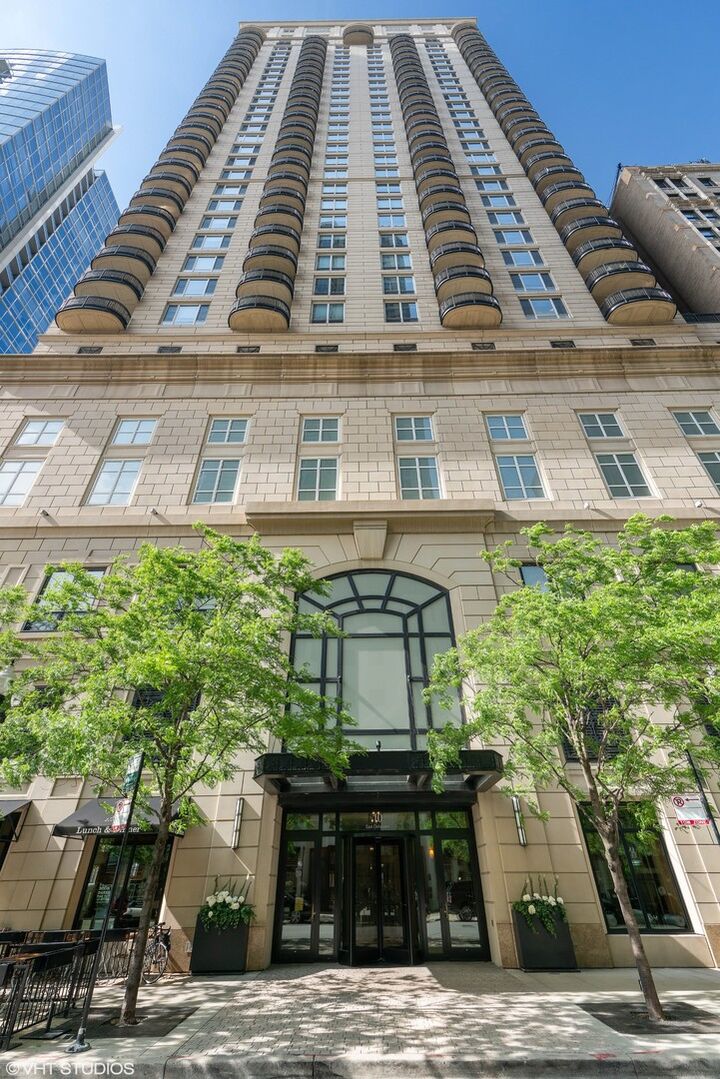 10 E Delaware Place 28E  Chicago IL 60611 photo