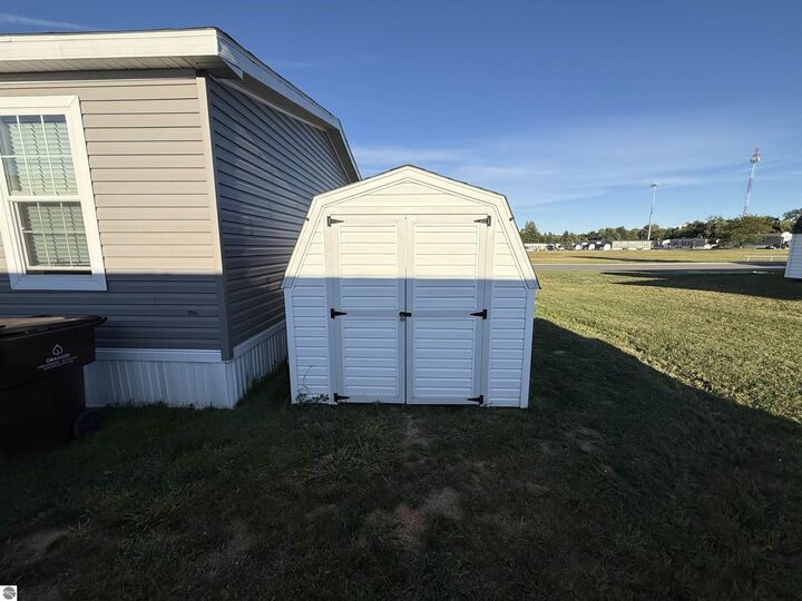 Property Photo:  1114 Peachtree Court  MI 48858 
