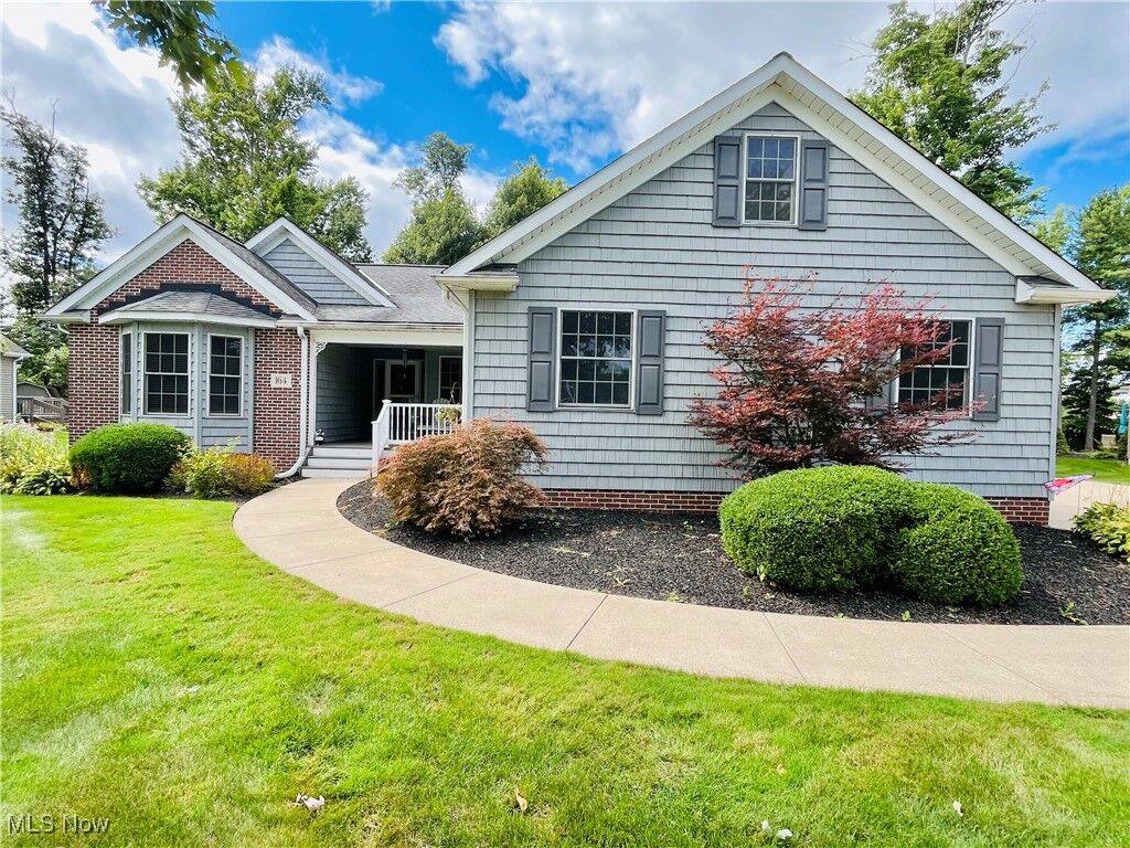 Property Photo:  164 Huntington Woods Drive  OH 44057 