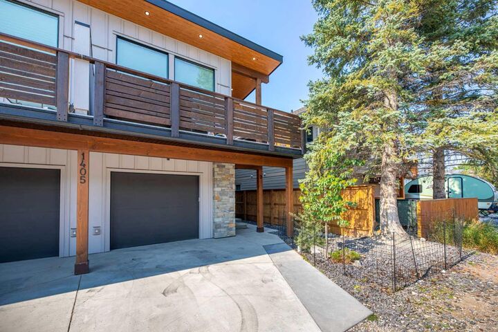 Property Photo:  1405 1st Avenue 3  AB T1W 1M5 