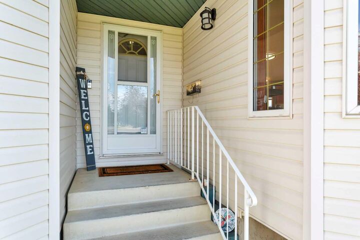 Property Photo: 77 Kingston Drive AB T4P 3S4