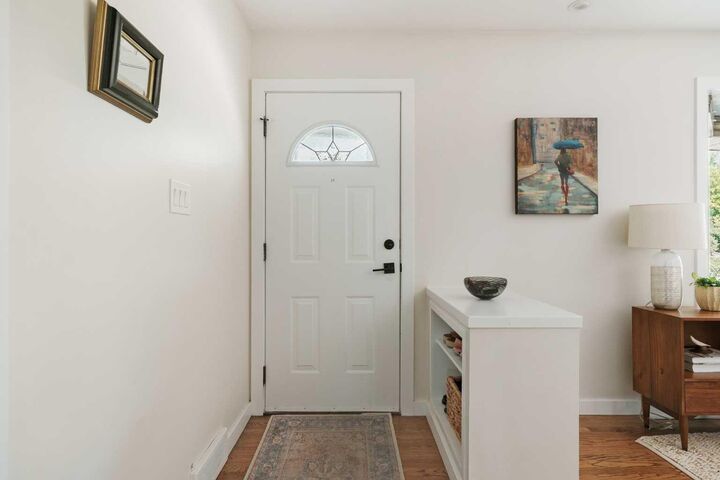 Property Photo:  1571 Windsor Street NW  AB T2N 3X5 