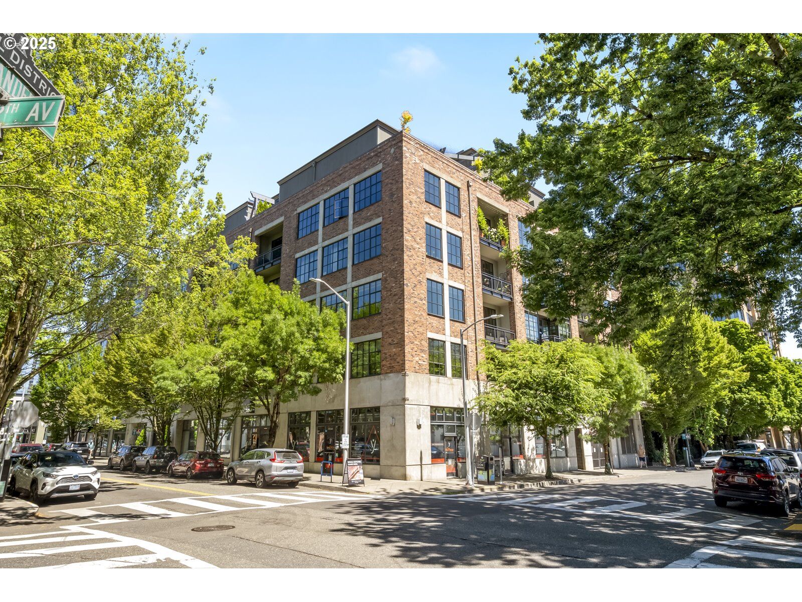 Property Photo: 408 NW 12th Ave 405 OR 97209
