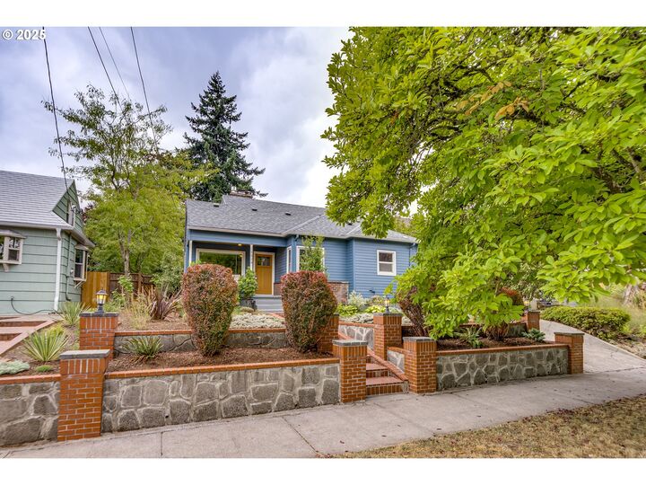 Property Photo: 1814 NE Ainsworth St OR 97211