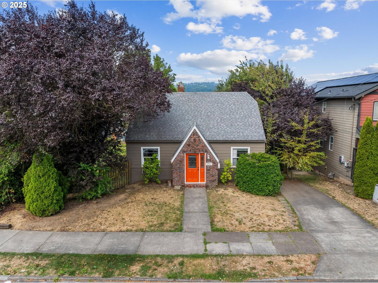 Property Photo: 4737 SE 28th Ave OR 97202