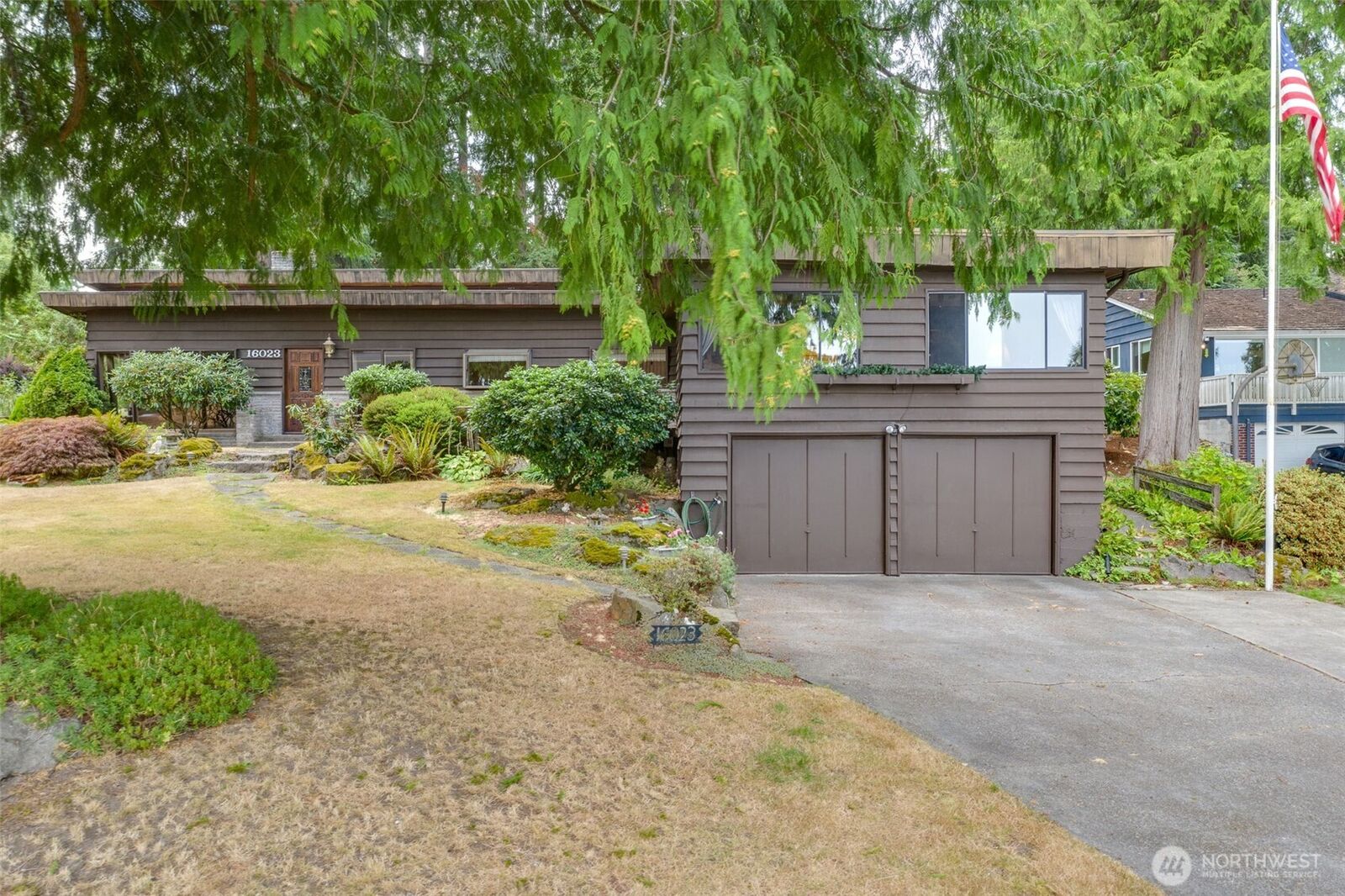 Property Photo: 16023 35th Avenue NE WA 98155