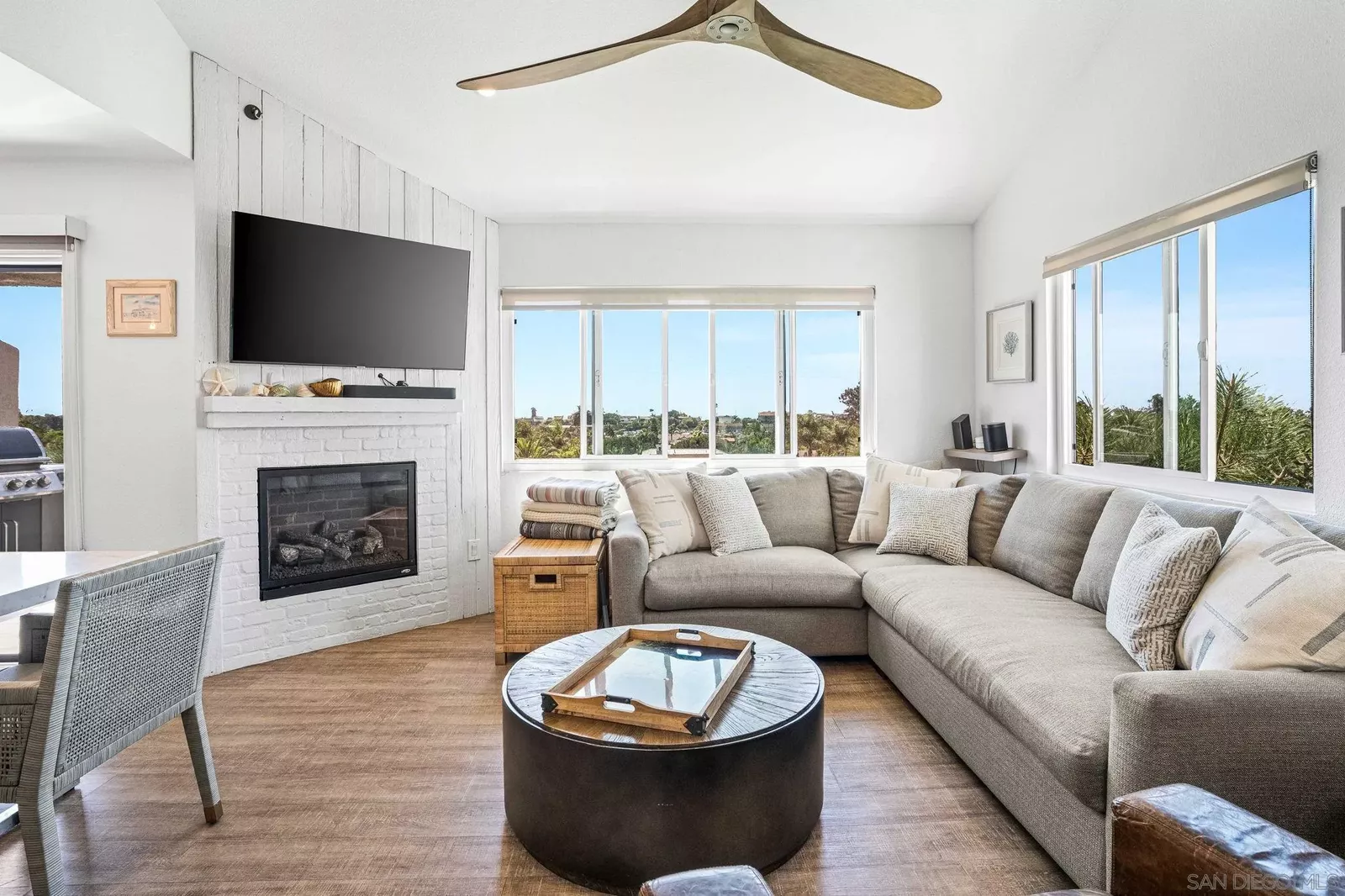 Property Photo: 933 Hygeia Avenue CA 92024