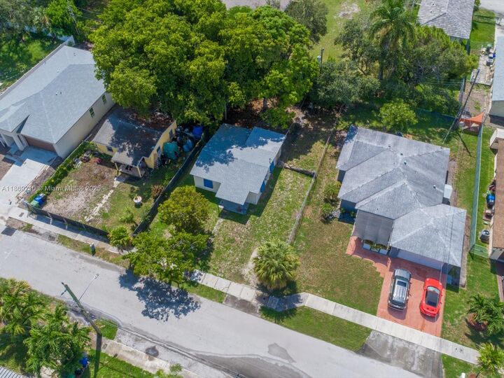 Property Photo: 429 NW 14th Ter FL 33311