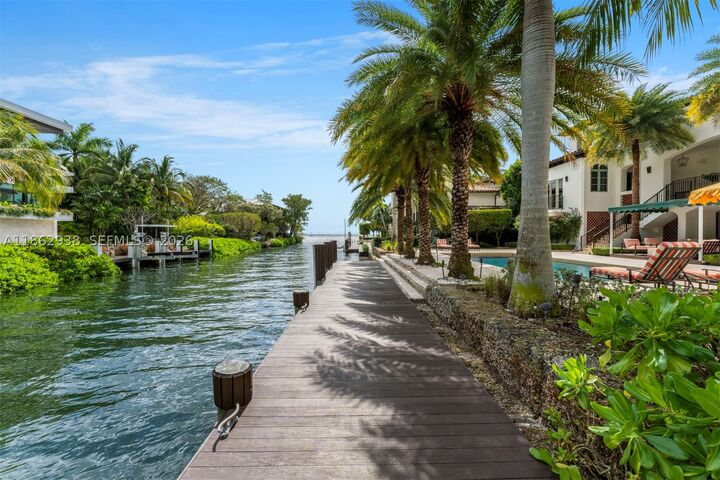 Property Photo: 3305 S Moorings Way FL 33133