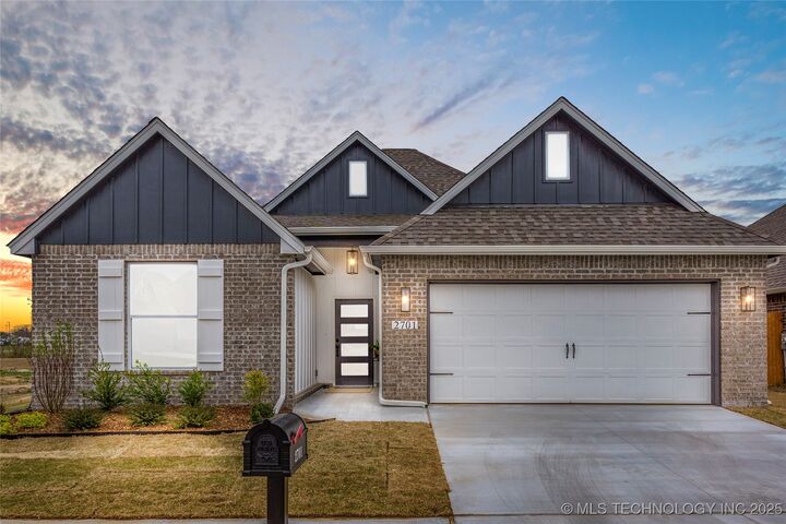 Property Photo:  2701 W Madison Street  OK 74012 