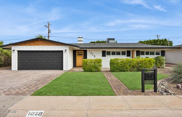 Property Photo:  1028 E Manzanita Drive  AZ 85020 